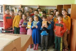 K&uuml;lt&uuml;rl&uuml; &ouml;ğrenciler dağ il&ccedil;elerine kitap g&ouml;t&uuml;rd&uuml;