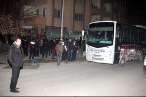 Otob&uuml;s&ccedil;&uuml;lerin kavgası hastanede bitti: 3 yaralı