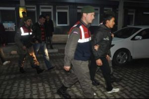 Suriyeliler ka&ccedil;ak sigarayla yakalandı
