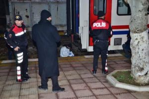 Hareket halindeki trene binmek isterken raylara d&uuml;ş&uuml;p &ouml;ld&uuml;