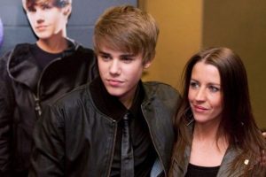 Justin Bieber annesine sevgili arıyor