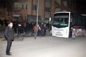 Otob&uuml;s&ccedil;&uuml;lerin yolcu kavgası hastanede bitti: 3 yaralı