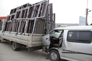 Sıkışan s&uuml;r&uuml;c&uuml;y&uuml; itfaiye kurtardı
