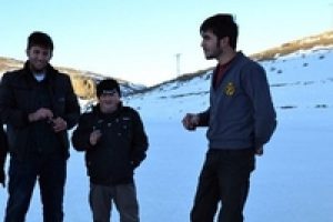 Buz tutan g&ouml;lette &ccedil;ay keyfi