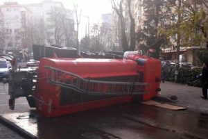 Yangına giderken devrildi