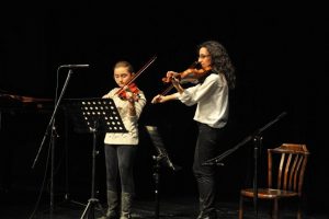 Nil&uuml;fer'de gen&ccedil; m&uuml;zisyenlerden yeni yıl konseri