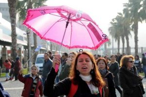İzmir'de kadın cinayetlerine &ccedil;ifte tepki