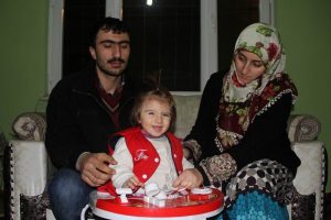 Ağlayarak ailesini &ouml;l&uuml;m uykusundan uyandırdı