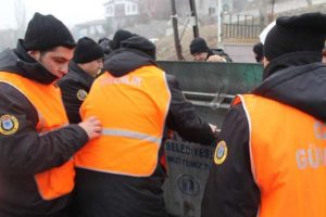 &Ccedil;&ouml;pten &ccedil;ıplak adam &ccedil;ıktı
