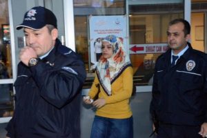 Dayaktan ka&ccedil;an eşini otob&uuml;sten indirip, yine d&ouml;vd&uuml;