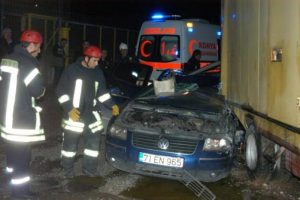 Park halindeki kamyona arkadan &ccedil;arptı