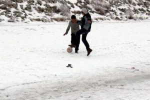 Buz tutan nehir &uuml;zerinde futbol oynadılar