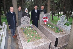Şehit &ouml;ğretmen ve kızının mezarı yenilendi