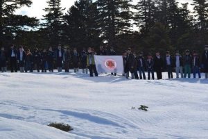 İzciler Uludağ'ın zirvesinde Sarıkamış şehitlerini andı