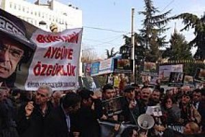 Gazetecilere polis engeli!