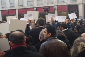 Gazeteciler onun i&ccedil;in sokakta