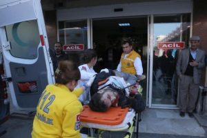 İnşaat demiri ok gibi saplandı