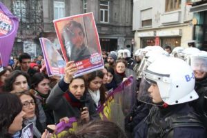 Kadın cinayetlerine protestoya kalkanlı m&uuml;dahale