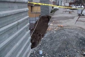 Yol &ccedil;&ouml;kt&uuml;, mahalleli isyan etti