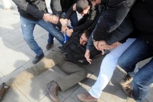Taksim'de yaka pa&ccedil;a g&ouml;zaltı