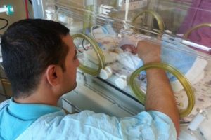 Parmak bebek yaşama tutundu