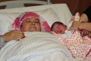 50 yaşında anne oldu