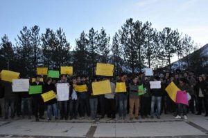 &Ouml;ğrencilerden protesto