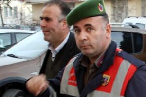 Kendisi g&ouml;zaltında, eşi CHP'den aday!