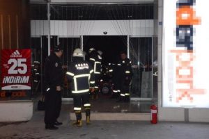 AVM'de yangın paniği