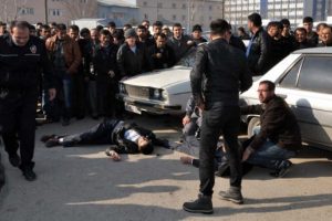 Baba oğul, sokak ortasında silahlı saldırıya uğradı