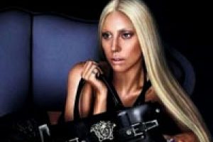 Lady Gaga Versace i&ccedil;in soyundu!