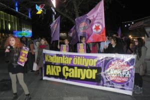 Kadın cinayetlerine ayakkabı kutulu eylem