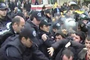 Berkin Elvan i&ccedil;in eylem yapan gruba polis m&uuml;dahalesi