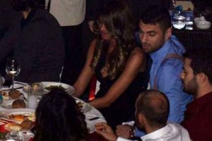 O esmer g&uuml;zeli bakın kim &ccedil;ıktı?