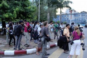 Myanmar'da gazeteciler eylemde