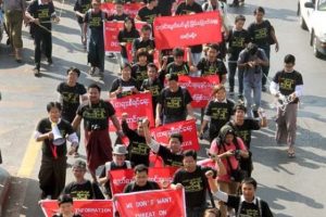 Myanmar'da gazeteciler, sokağa d&ouml;k&uuml;ld&uuml;