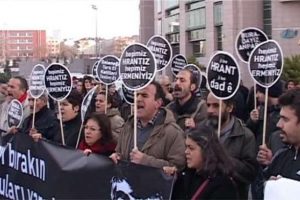 Adliye &ouml;n&uuml;nde Hrant Dink eylemi