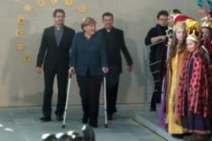 Merkel, koltuk değnekleriyle programa katıldı
