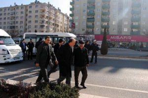 Minib&uuml;s&ccedil;&uuml;lerden Belediye'ye protesto
