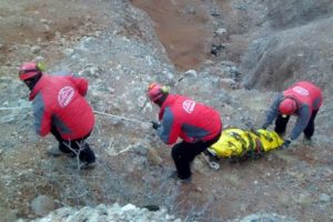 U&ccedil;urumdan aşağı yuvarlanan ara&ccedil;taki cesetler g&uuml;&ccedil;l&uuml;kle &ccedil;ıkarıldı