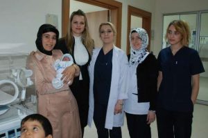 &Ouml;ld&uuml; sanılan bebek yaşam savaşını kazandı