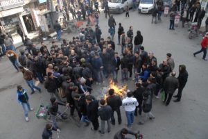 Elektrik kesintisine halaylı protesto