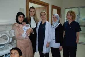&Ouml;ld&uuml; sanılan bebek morgdan hayata d&ouml;nd&uuml;