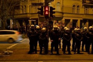 Hamburg'daki &ccedil;atışma ve gerilimin arkasında ne var?