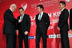 FIFA hakemleri kokart taktı