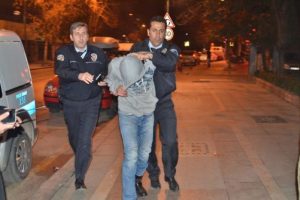 Kar maskeli, silahlı saldırgan kasayı boşalttıktan sonra...