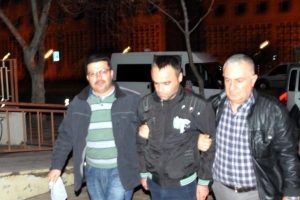 Tartıştığı arkadaşını bı&ccedil;aklayarak &ouml;ld&uuml;rd&uuml;