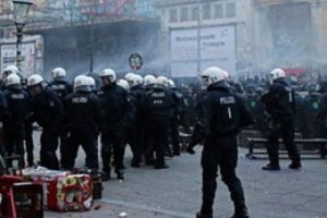 Hamburg'da olaylar b&uuml;y&uuml;yor!