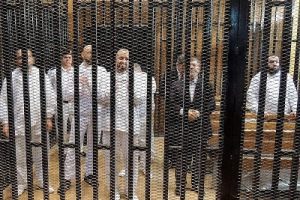 Mursi duruşma salonuna g&ouml;t&uuml;r&uuml;ld&uuml;