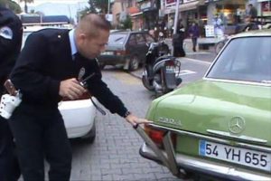 Polis bile hayrete d&uuml;şt&uuml;